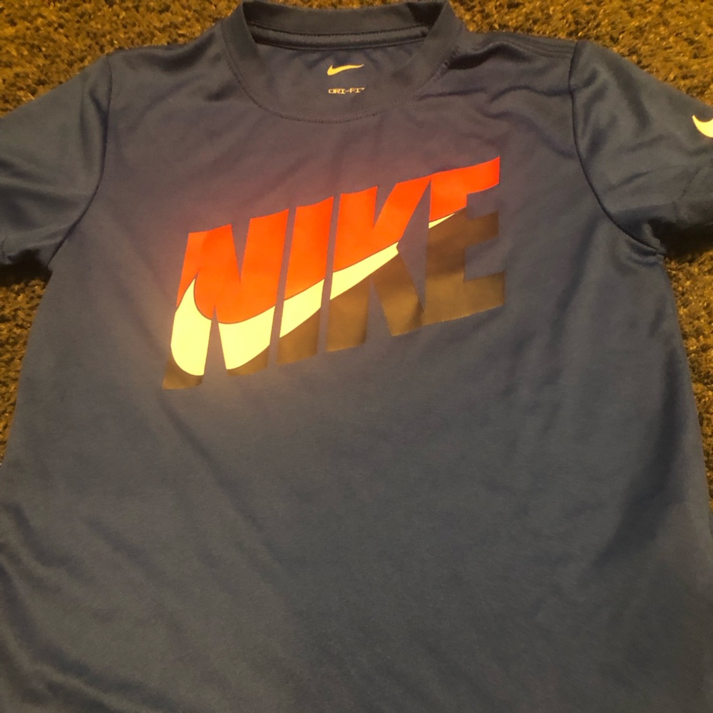 Boys size 7 Nike dri-fit shirt..
